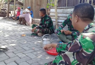 Warga Sediakan Makanan dan Minum Untuk Satgas TMMD