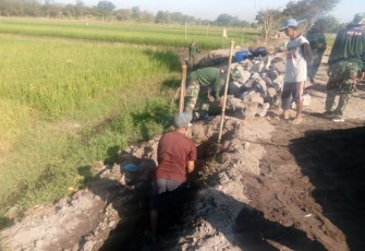 Pemasangan Batu Kali Untuk Pembuatan Talut Dilakukan Oleh TMMD Reguler 105 Tahun 2019 Kodim 0723 Klate