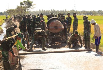 Personil TNI Sedang Melakukan Pekerjaan Betonisasi Jalan 