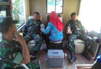 Komandan Kodim  0723 Klaten Letkol Eko Setyawan Sedang Mendonorkan Darah 
