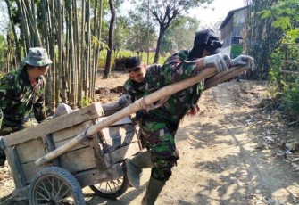 Satgas TMMD maksimal kan Alat angkut gerobak kayu