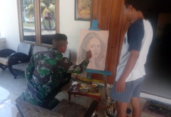 Personil TNI Belajar Melukis 