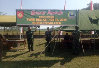 Personil TNI Sedang Memasang Spanduk Bazar Murah 