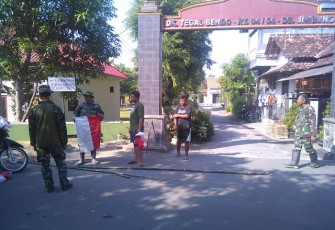 Warga Pasang Umbul umbul 