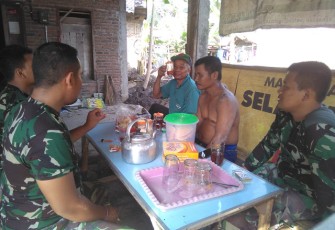 Bercengkerama Dengan Warga Saat Satgas TMMD Istirahat