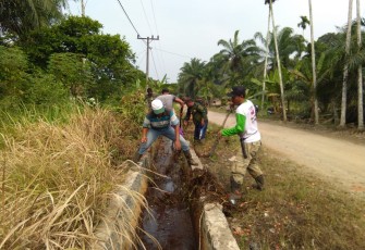 Anggota Satgas ajak warga bersihkan parit