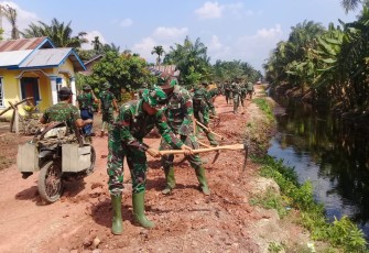 Penimbunan Badan Jalan Penghubung Dua Desa Masih Tahap Pengerjaan