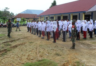 Anggota Satgas TMMD Laksanakan Wasbang dan Latih PBB kepada Siswa/i SMK Swasta Mandiri