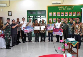 Usai Evaluasi di lakukan penyerahan bantuan