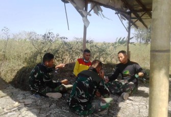 Satgas TMMD Tegal setia berteduh di Gubuk Reot saat Jam Istirahat