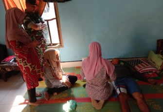 Wadan Satgas saat Melihat Kondisi Anggota yang sakit
