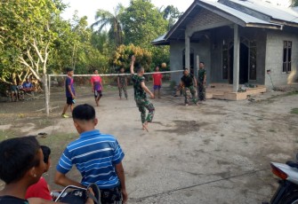 Kekompakan Remaja Bermain Sepak Takraw Bersama Anggita Satgas TMMD