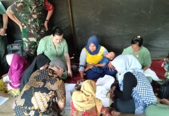 Ketua Persit KCK Kodim 0510/Tigaraksa Ny. Eva Parada WN Tampubolon saat ikut membatik