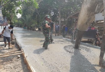 Pengecoran Jalan Saggas TMMD Kronjo
