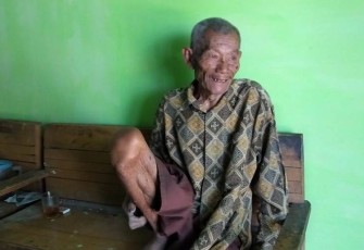 Senyum Mbah Rakimin