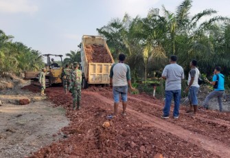 Penimbunan Jalan Menghubungkan Dua Dusun Mulai Menampakkan Hasil 