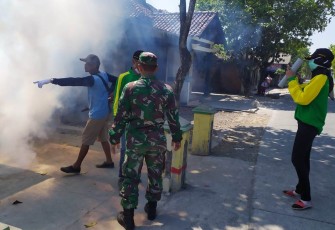 TNI Lakukan Fogging di Desa Sasaran TMMD
