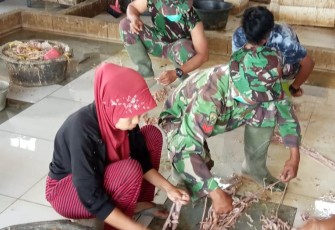 TNI Beri Pencerahan Soal Kebersihan di Sentra Usaha Pemotongan Ayam.