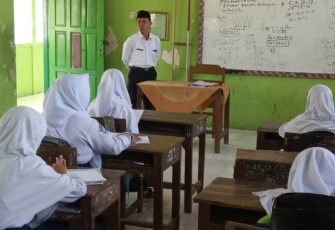 Jalan Dibangun TNI Anak-Anak Ke sekolah Lancar