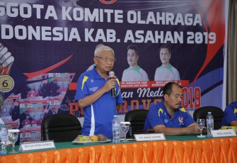 Plt Bupati Asahan Surya saat menghadiri rapat KONI