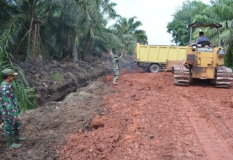 Dansatgas TMMD Cek Perkembangan Penimbunan Jalan