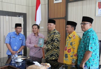 Gubernur Bengkulu Rohidin Mersyah Foto Bersama 