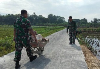TNI dan Warga Bersihkan Jalan TMMD