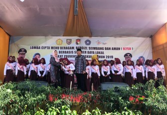 Gubernur Bengkulu Rohidin Mersyah Foto Bersama 