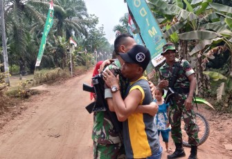 Sahrizal Orang Tua Asuh Peluk Sambil Menangis Kepergian Satgas TMMD