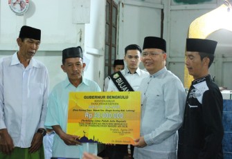 Secara simbolis Gubernur Rohidin Serahkan Bantuan Pembangunan Masjid di Lebong