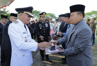 Plt Bupati Asahan Berikan Berbagai Penghargaan