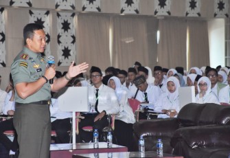 Komandan Kodim 0501/Jakarta Pusat BS Letkol Inf Wahyu Yudhayana menjadi pemberi materi Wawasan Kebangsaan (Wasbang)