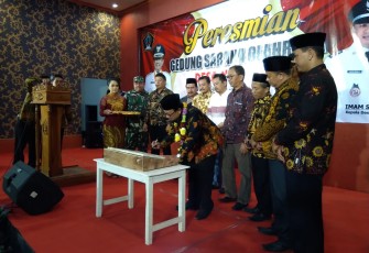 Bupati Rijanto menandatangani prasasti peresmian gedung sarana olahraga Desa Ngoran Kecamatan Nglegok Kabupaten Blitar.