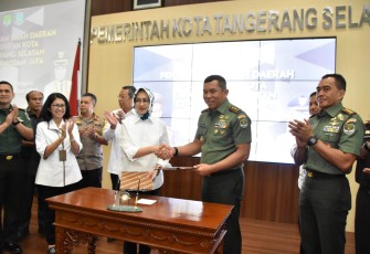 Walikota Tanggerang Selatan Serahkan Sertifikat Hibah di Ruang Balandongan Balaikota Tanggerang