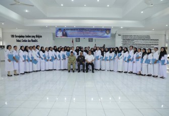 Foto bersama usai penyerahan SK CPNS Dokter dan Bidan PTT