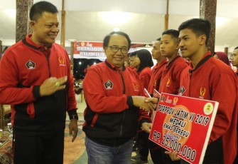 Bupati Blitar Rijanto saat menyerahkan hadiah secara simbolis kepada Atlet Kabupaten Blitar yang berprestasi di Porprov ke-6 Jawa Timur tahun 2019