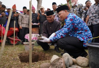 Gubernur Bengkulu Rohidin Mersyah Meletakkan Baru Pertama Pembangunan Klinik Muhammadiyah Surya Kelam Tengah