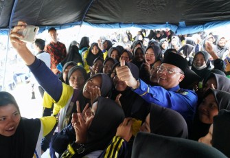 Gubernur Bengkulu Rohidin Mersyah Foto Selfie Dengan Siswa Dan Siswi 