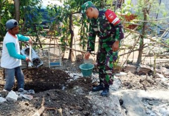 Babinsa Koramil 03 Wanasari Kodim 0713 Brebes Serda Joko Erwanto saat melakukan pendampingan untuk memotivasi para tukang warga setempat.