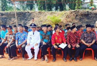 Kades Melati Harjo Dukut Sumari S.IP bersama warganya pada upacara HUT ke-74 RI