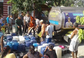 Warga Antri Distribusi Air Bersih