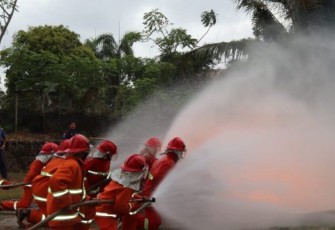 Petugas Damkar Sedang Berlatih Memadamkan Api 