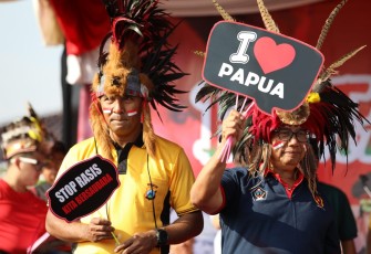 Bupati Rijanto (kanan) didampingi Kapolres Blitar (kiri) mengenakan atribut adat Papua sebagai penanda bagian dari masyarakat Papua.