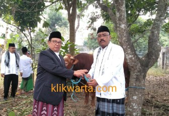 Bupati Blitar Rijanto (kiri) menyerahkan secara simbolis hewan qurban berupa satu ekor Sapi kepada Ketua Ta'mir Masjid Darussalam Kanigoro Agus Nurhadi.