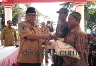 Plt Walikota Blitar Santoso secara simbolis menyerahkan bantuan Rastrada kepada masyarakat penerima manfaat