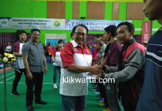 Bupati Rijanto (tiga dari kiri) saat memeberikan penghargaan kepada Atlet Bulutangkis Kabupaten Blitar seusai memberikan sambutan pada Kejurkab Bulutangkis Piala Bupati Blitar 2019