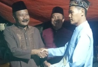 Camat Sungai Serut Poerwanto iserahkan Akta Kematian Kepada Salah Satu Warga di Kelurahan Semarang