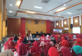 Plt Walikota Blitar Santoso saat memeberikan sambutan pada kegiatan Pembagian Seragam Batik bagi guru PAUD dan PKBM Kota Blitar.
