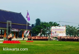 Bupati Blitar Rijanto (di podium) saat memimpin upacara peringatan Hari Pramuka ke- 58 di Alun-Alun Kanigoro Pemkab Blitar.