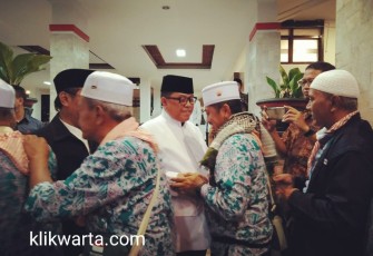 Plt Walikota Blitar (baju putih) menyalami anggota jamaah haji Kota Blitar tahun 2019 setiba dari tanah suci.